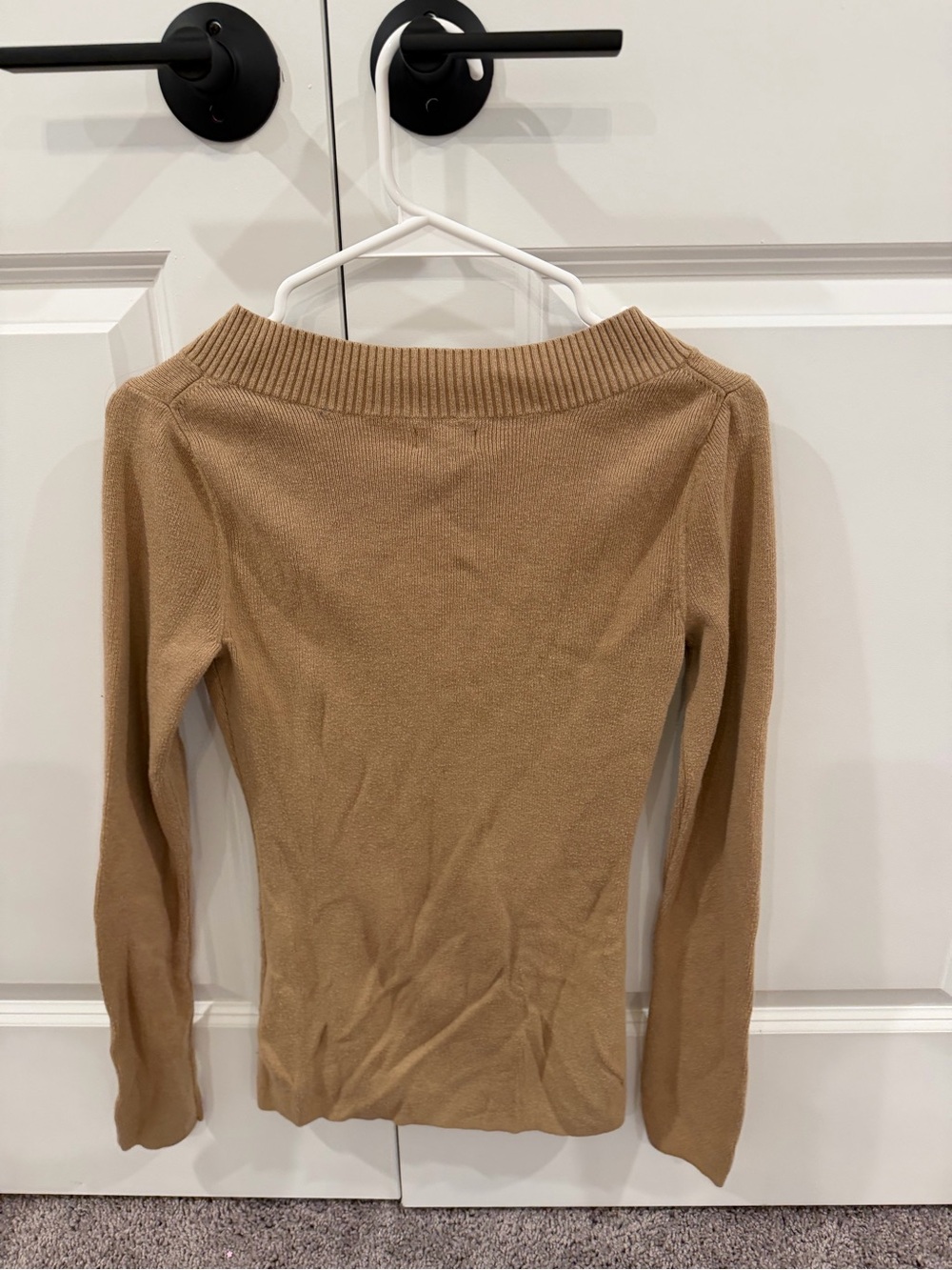 Women’s V-Neck Long Sleeve Sweater - Camel Size Medium EUC - Picture 5 of 5